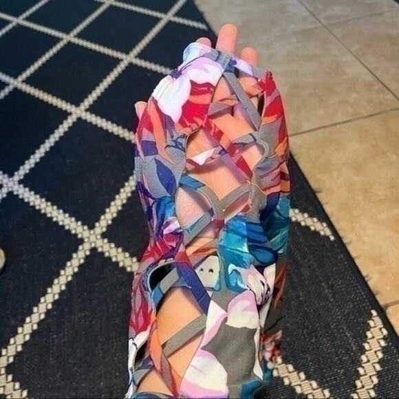 Tropical Hollister low back swimsuit - Picture 5 of 7